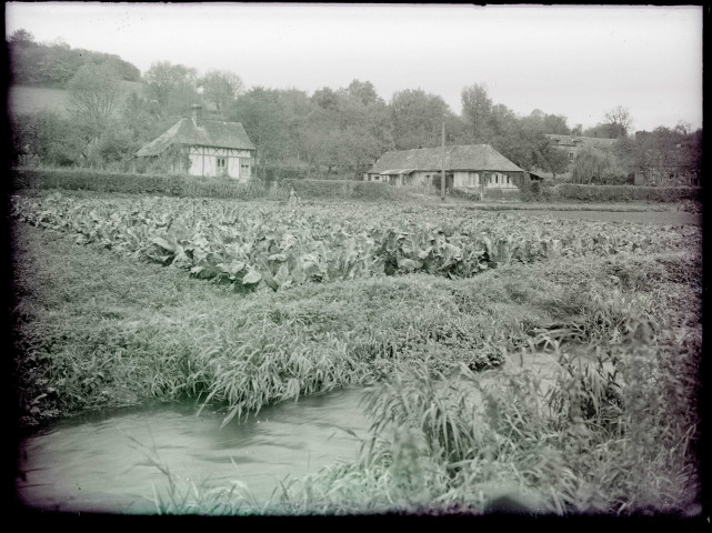 Maison de la famille Dupont et sacristaine dans son potager à Rosay-sur-Lieure (Eure).