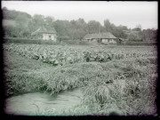 Maison de la famille Dupont et sacristaine dans son potager à Rosay-sur-Lieure (Eure).