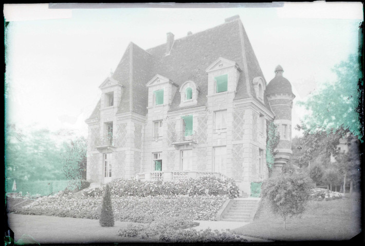 Vue d'ensemble du manoir « le Val fleuri » appartenant à M. Gallier.
