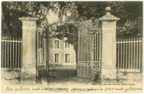 Mesnil-Verclives (Le). L'Entrée du Château.
