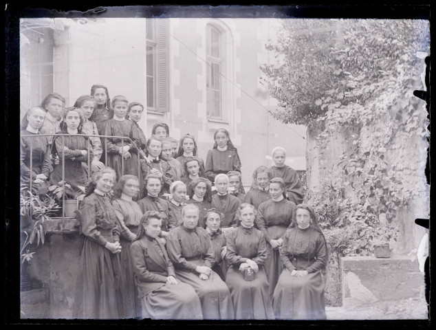 Groupe de femmes sur le perron du château d'Orgeville (Eure) côté parc.