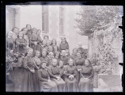 Groupe de femmes sur le perron du château d'Orgeville (Eure) côté parc.