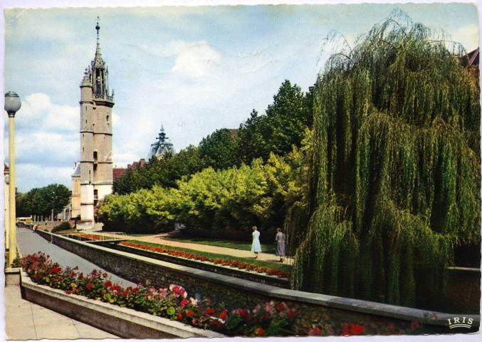 Evreux-Ville. Les Promenades de l'Iton et le Beffroi.