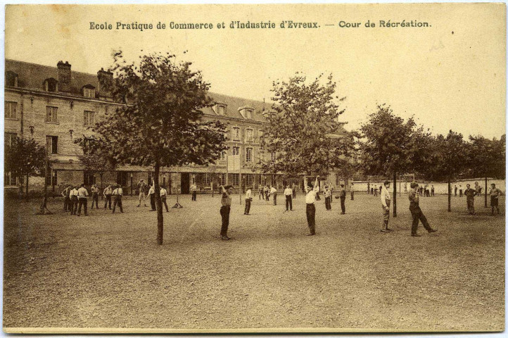 Evreux-Ville. École Pratique de Commerce et d'industrie - Cour de Récréation.