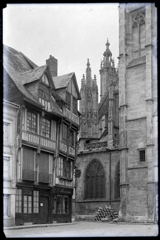 Maisons à pans de bois et vue sur le chevet de l'église Notre-Dame de Caudebec-en-Caux (Seine-Maritime).