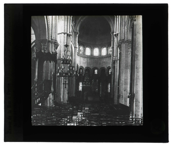 Basilique du Sacré-Cœur de Paray-le-Monial (Saône-et-Loire), chœur intérieur.