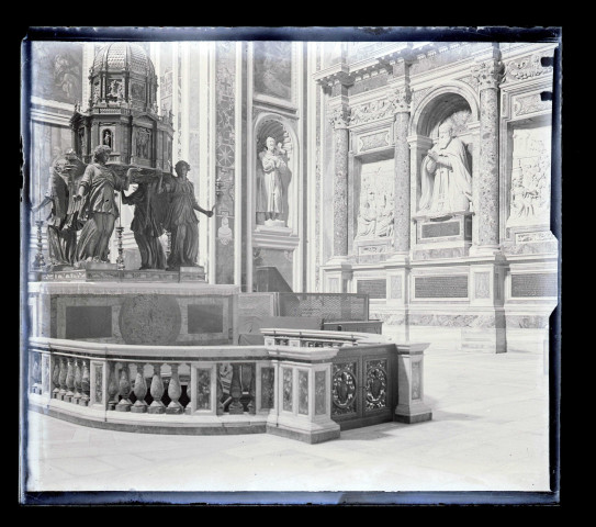 Intérieur d'une cathédrale italienne.