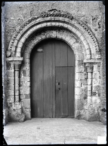 Portail de l'église de Duranville (Eure).