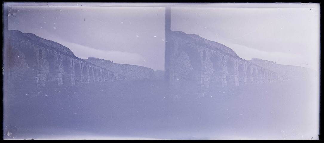 Aqueduc de la ville basse d'Anavarza (Turquie) et citadelle en surplomb (notice PA).