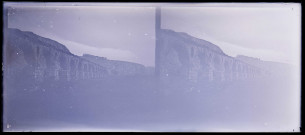 Aqueduc de la ville basse d'Anavarza (Turquie) et citadelle en surplomb (notice PA).