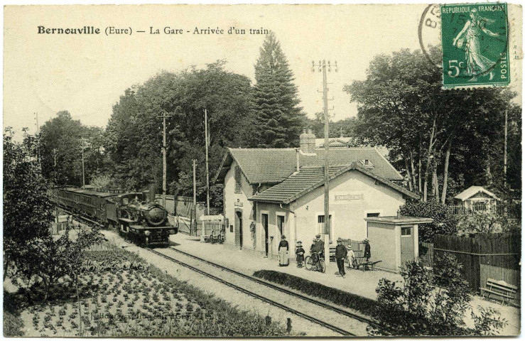 Bernouville. La Gare - Arrivée d'un train.