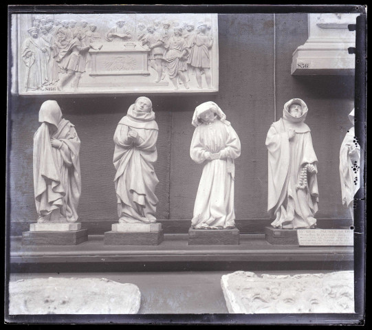 Moulages des statuettes de pleurants décorant le tombeau de Philippe le Hardi provenant du musée de Dijon (Côte-d'Or), exposés au musée du Trocadéro de Paris (Seine).