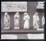 Moulages des statuettes de pleurants décorant le tombeau de Philippe le Hardi provenant du musée de Dijon (Côte-d'Or), exposés au musée du Trocadéro de Paris (Seine).