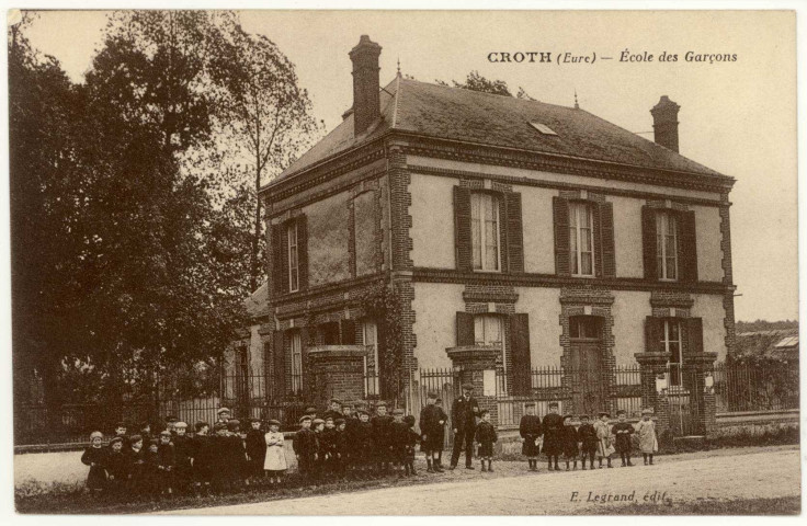 Croth. L'Ecole des Garçons et la Village.