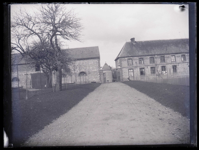 Allée menant à la ferme d'Orgeville (Eure).