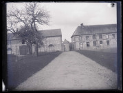 Allée menant à la ferme d'Orgeville (Eure).