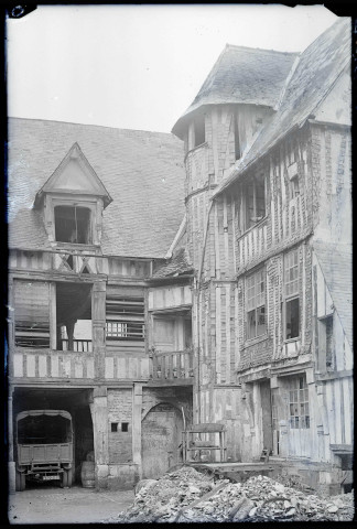 Maison à pans de bois et tourelle de Caudebec-en-Caux (Seine-Maritime).