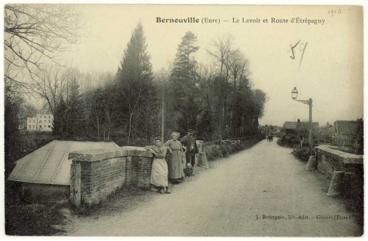 Bernouville. Le Lavoir et Route d'Etrépagny.