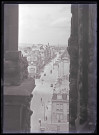 Vue d'une grande avenue commerçante à travers les galbes de la cathédrale de Reims (Marne).