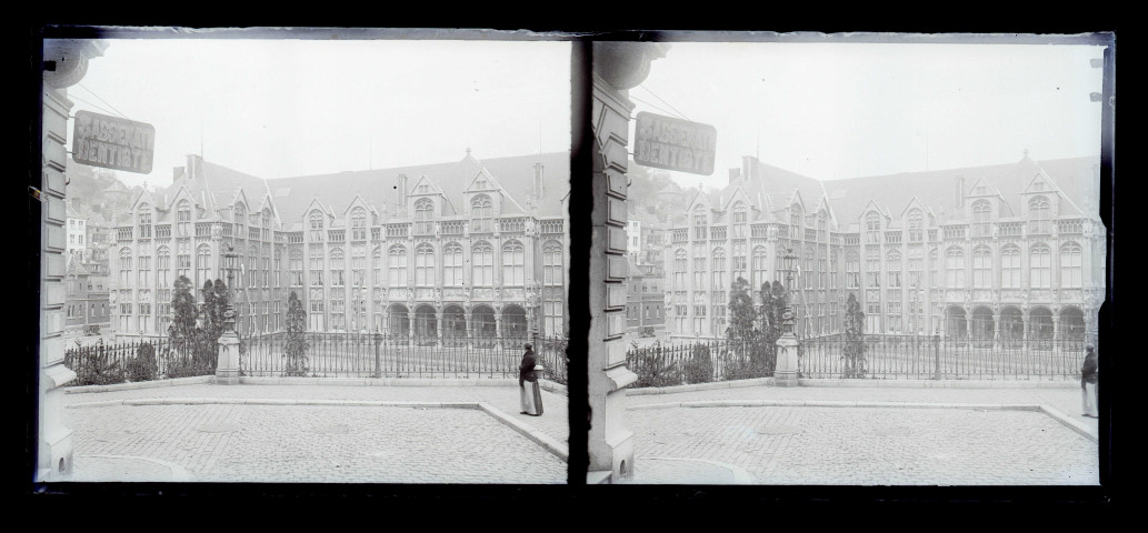 Façade d'un bâtiment d'architecture flamande, probablement en Belgique.