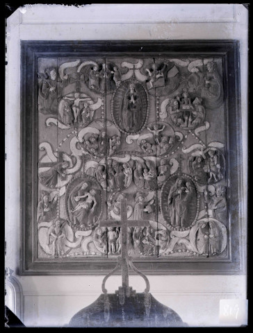 Église de La Trinité-de-Réville (Eure), rosaire en bois sculpté.