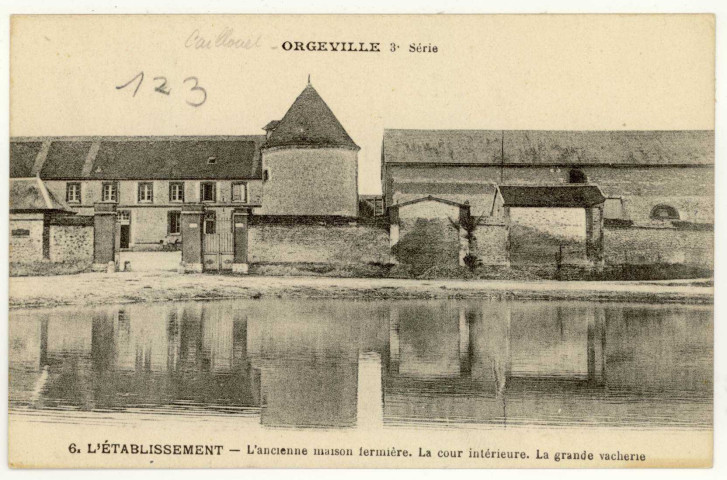 Caillouet-Orgeville. L'établissement-L'ancienne maison fermière. La cour intérieure. La grande vacherie.