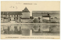 Caillouet-Orgeville. L'établissement-L'ancienne maison fermière. La cour intérieure. La grande vacherie.