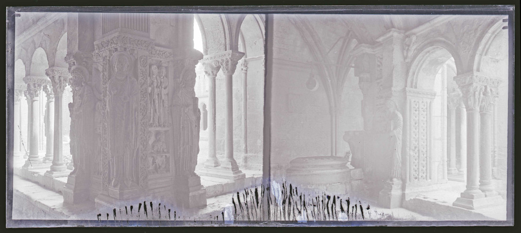 Chapiteaux du cloître de l'abbaye de Montmajour à Arles (Bouches-du-Rhône).