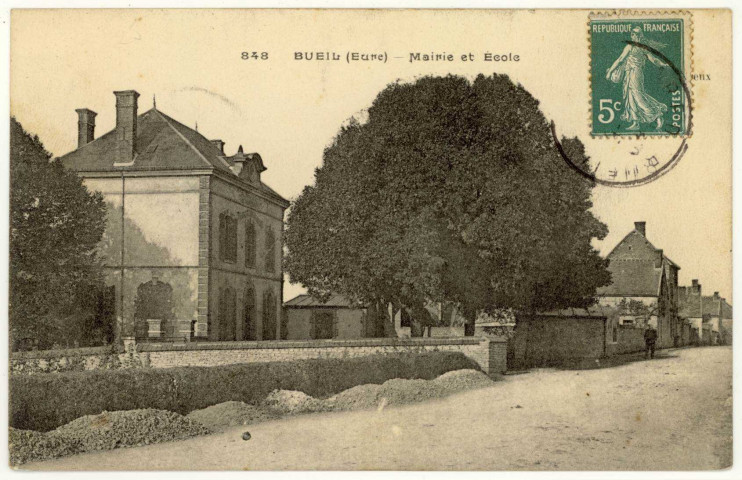 Bueil. Mairie et Ecole.