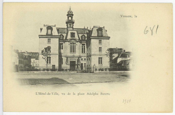 Vernon-Ville. L'Hôtel de Ville, vu de la place Adolphe Barette.