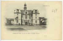 Vernon-Ville. L'Hôtel de Ville, vu de la place Adolphe Barette.