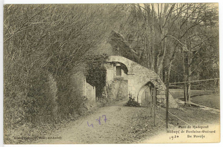Radepont. Parc de Radepont (Eure) - Abbaye de Fontaine-Guérard - Le Porche.