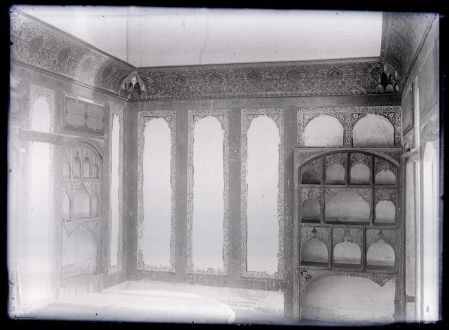 Intérieur (panneaux, boiseries, alcôves) d'une habitation ornementée.