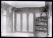 Intérieur (panneaux, boiseries, alcôves) d'une habitation ornementée.