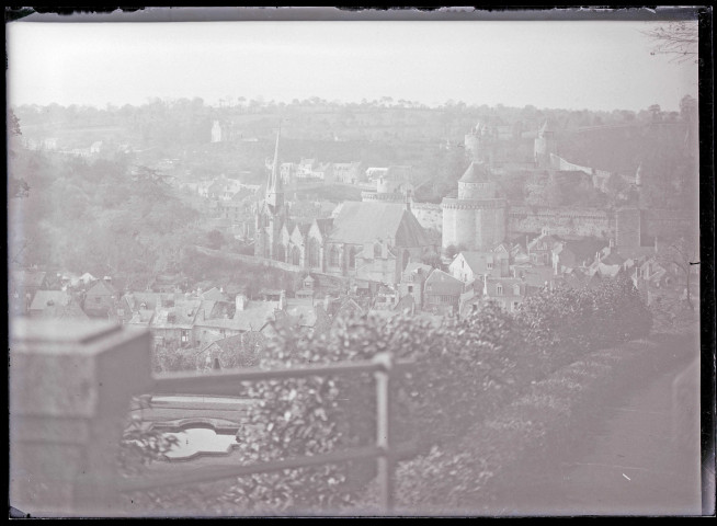 Promenade en haut des remparts de Fougères (Ille-et-Vilaine), avec au loin le clocher de l'église Saint-Sulpice.