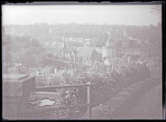 Promenade en haut des remparts de Fougères (Ille-et-Vilaine), avec au loin le clocher de l'église Saint-Sulpice.