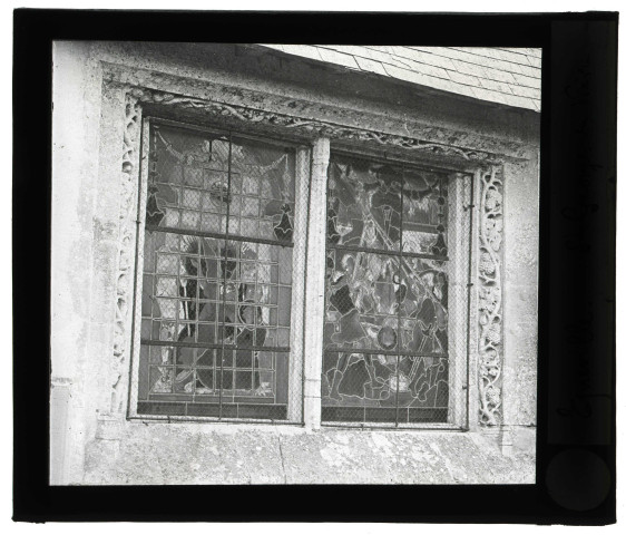 Église d'Épreville-en-Lieuvin (Eure), vitraux, deux panneaux vus de l'extérieur.