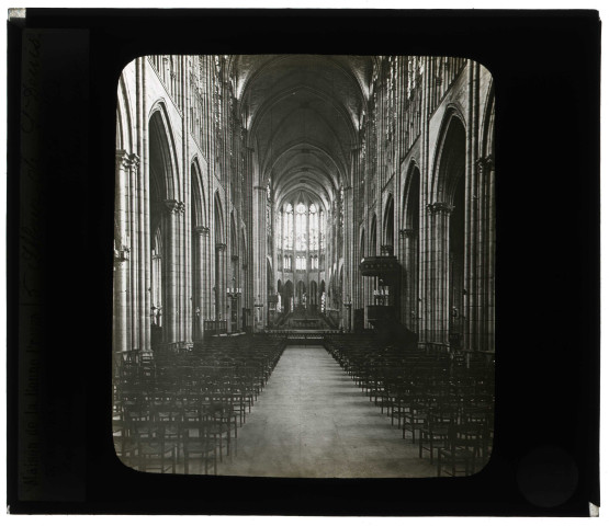 Basilique Saint-Denis (Seine-Saint-Denis), vue générale intérieure.