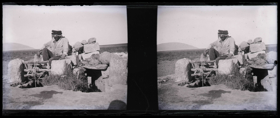Homme puisant de l'eau à l'aide d'une noria à pédales.