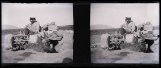 Homme puisant de l'eau à l'aide d'une noria à pédales.