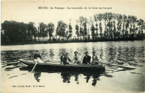 Muids. Le Passage. - La traversée de la Seine en barque.