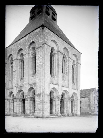Porche occidental de l'église Saint-Benoit de Saint-Benoit-sur-Loire (Loiret).