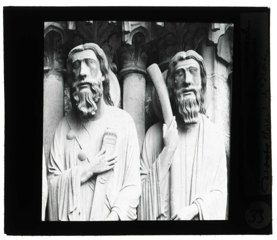 Cathédrale Notre-Dame de Chartres (Eure-et-Loir), porche sud, porte centrale, ébrasement droit, deux statues.
