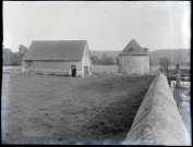 Pigeonnier et grange normande.