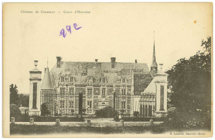Gouville. Château de Chambray - Cours d'Honneur.