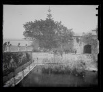 Promenade, terrasse et bassin en bord de mer en Sicile (Italie).