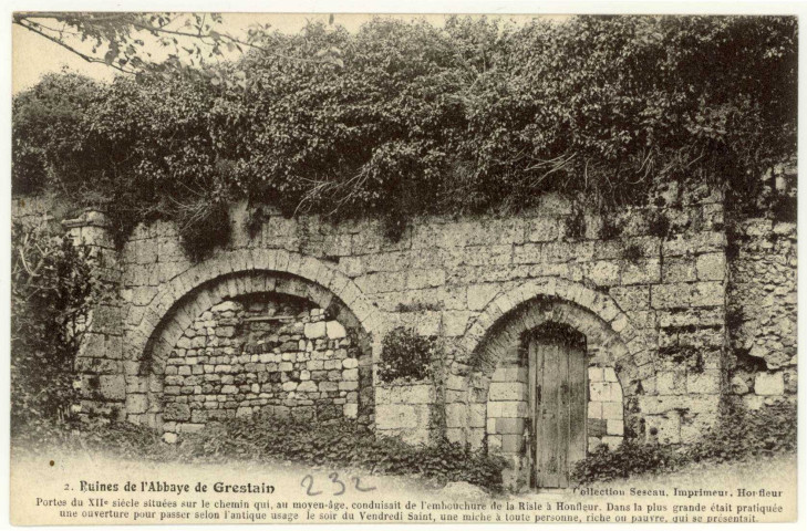 Fatouville-Grestain. Ruines de l'Abbaye de Grestain - Portes du XIIe siècle situées sur le chemin qui, au moyen-âge, conduisait de l'embouchure de la Risle à Honfleur. Dans la plus grande était pratiquée une ouverture pour passer selon l'antique usage le soir du Vendredi Saint, une miche à toute personne, riche ou pauvre, qui se présentait.
