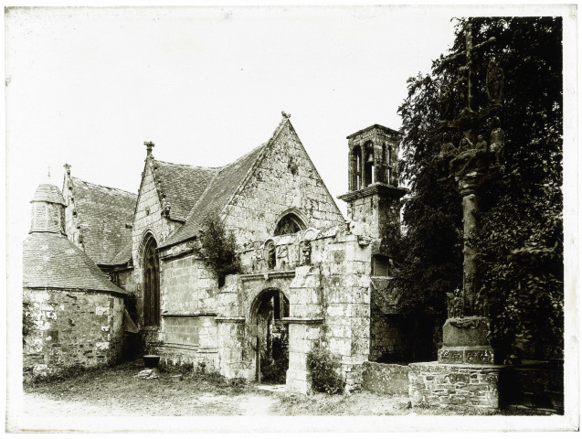 Église bretonne et calvaire.