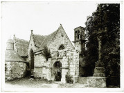 Église bretonne et calvaire.