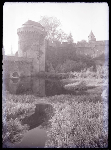 Remparts et douves du château de Fougères (Ille-et-Vilaine).
